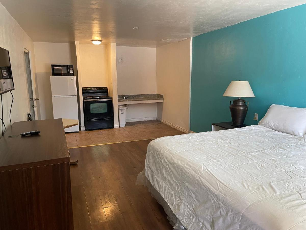 B&J Hotel And Apartments Pecos Bagian luar foto