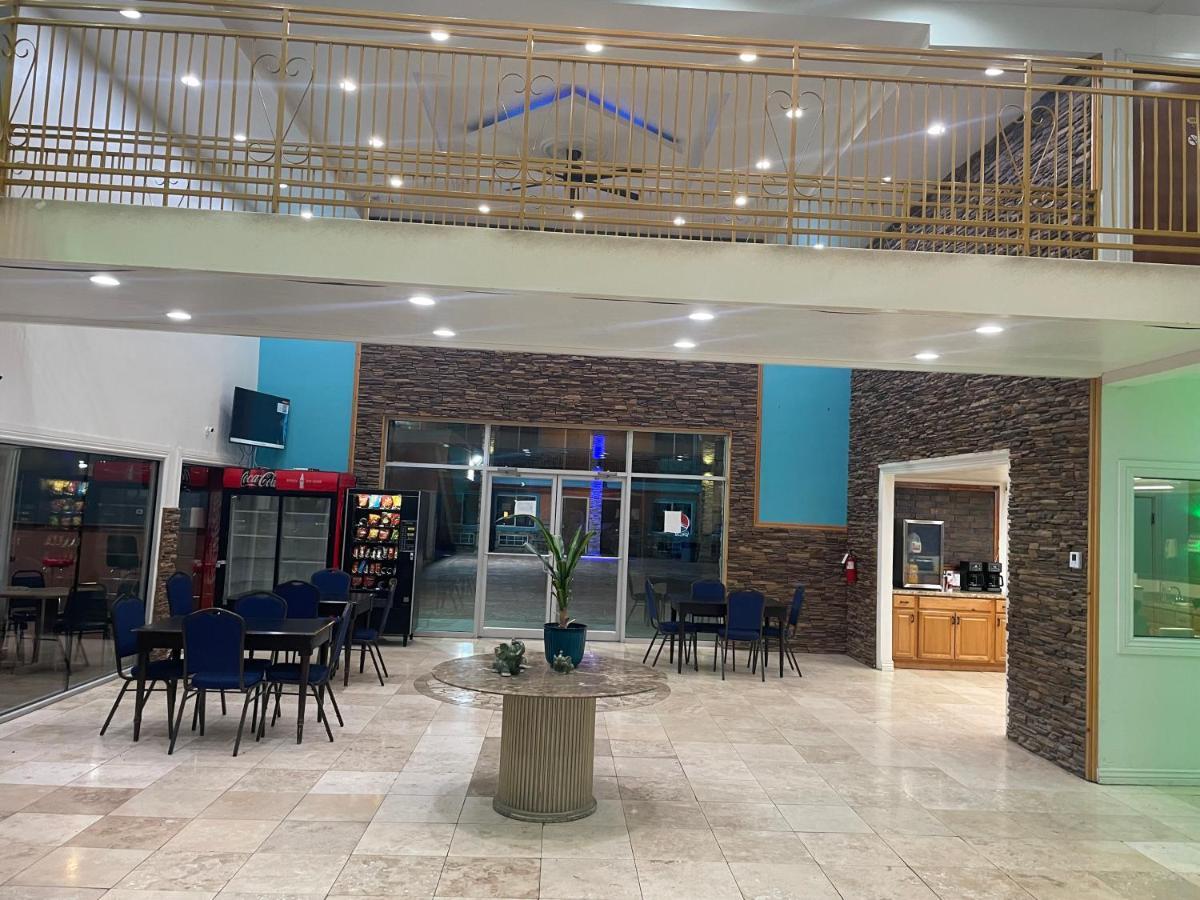 B&J Hotel And Apartments Pecos Bagian luar foto