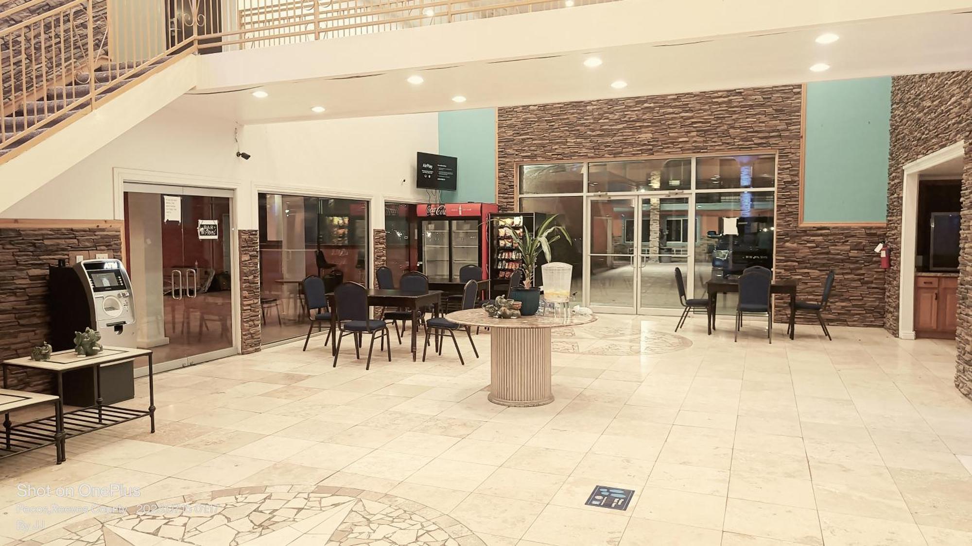 B&J Hotel And Apartments Pecos Bagian luar foto