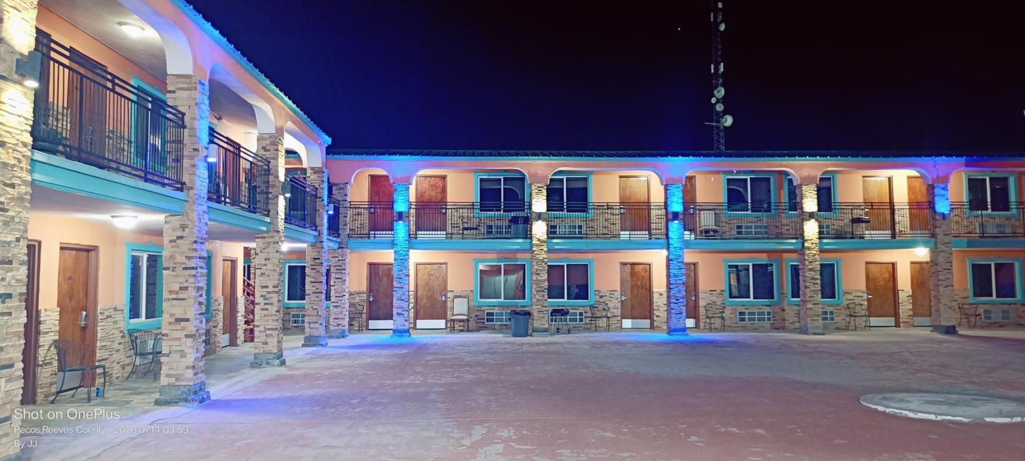 B&J Hotel And Apartments Pecos Bagian luar foto