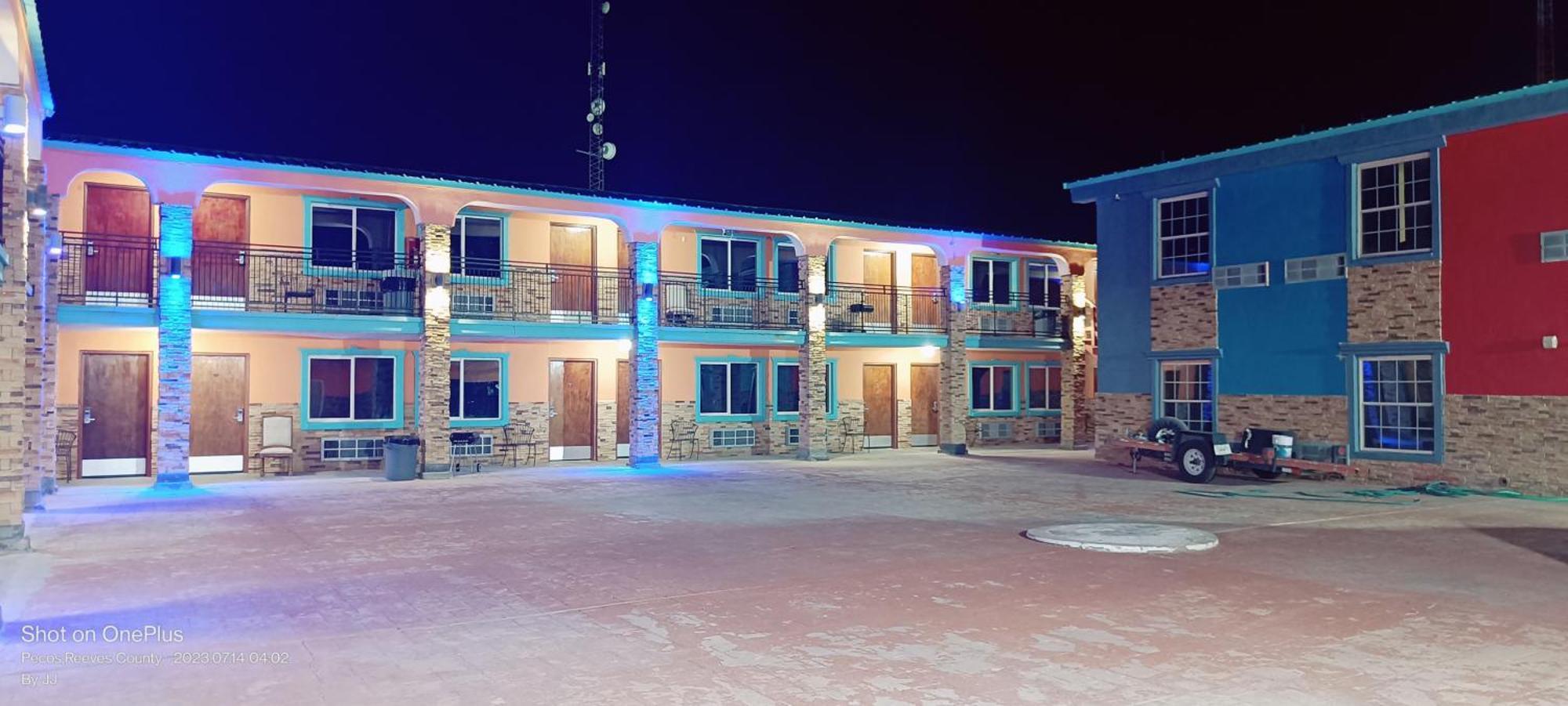 B&J Hotel And Apartments Pecos Bagian luar foto