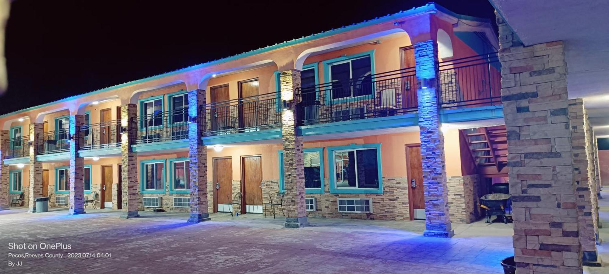 B&J Hotel And Apartments Pecos Bagian luar foto
