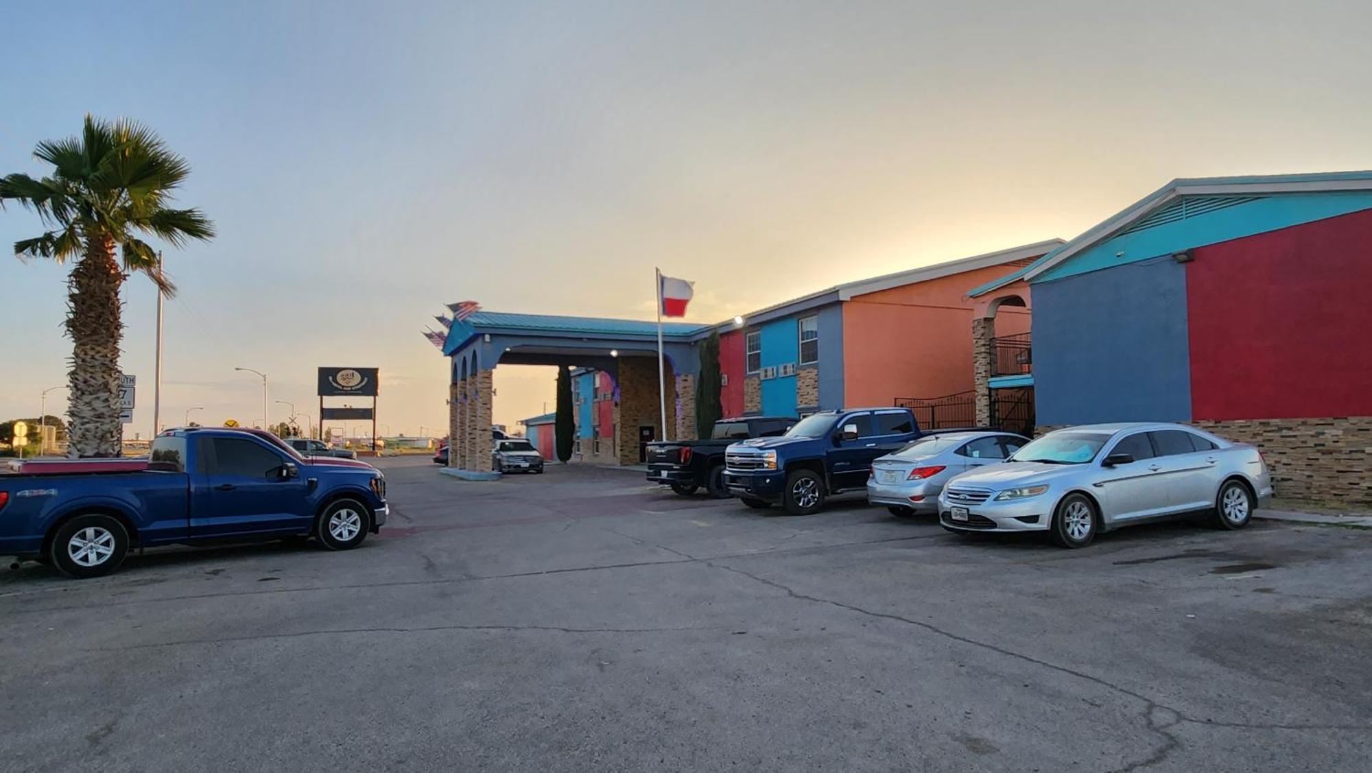 B&J Hotel And Apartments Pecos Bagian luar foto