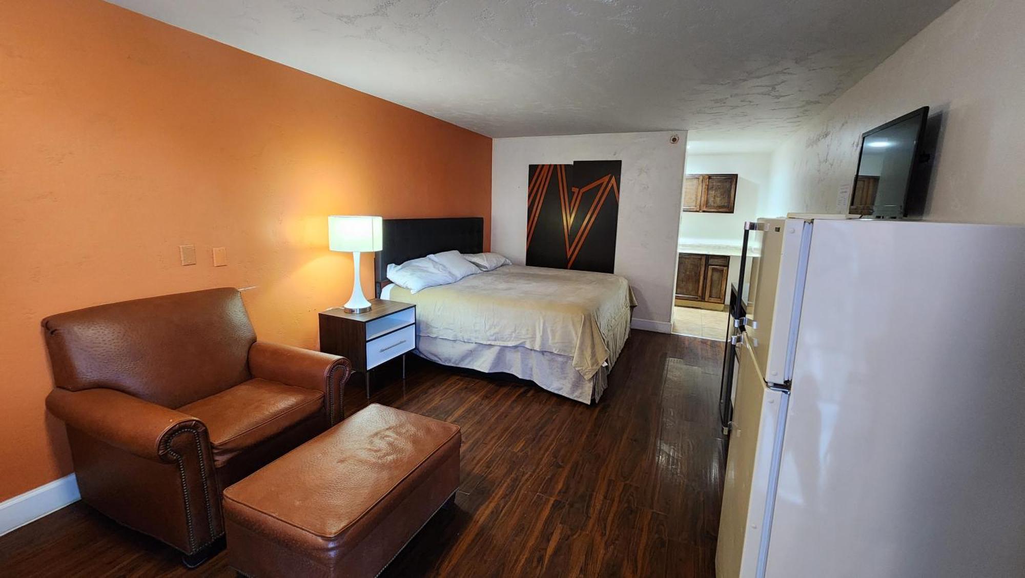 B&J Hotel And Apartments Pecos Bagian luar foto