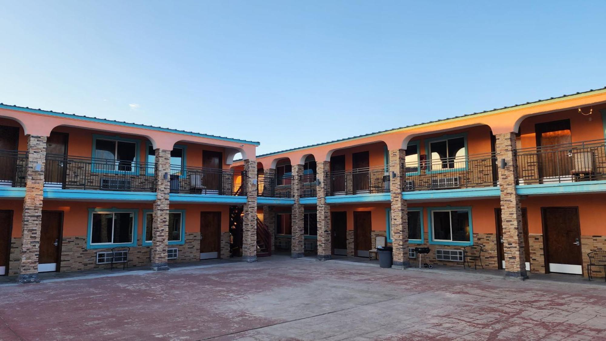 B&J Hotel And Apartments Pecos Bagian luar foto