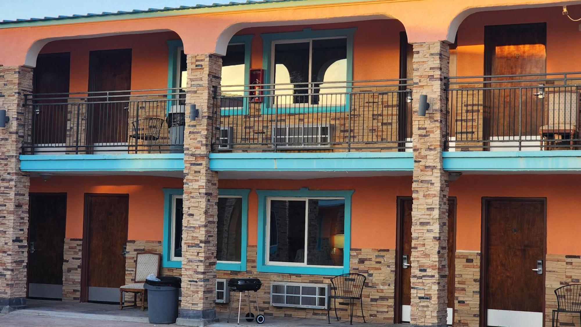 B&J Hotel And Apartments Pecos Bagian luar foto