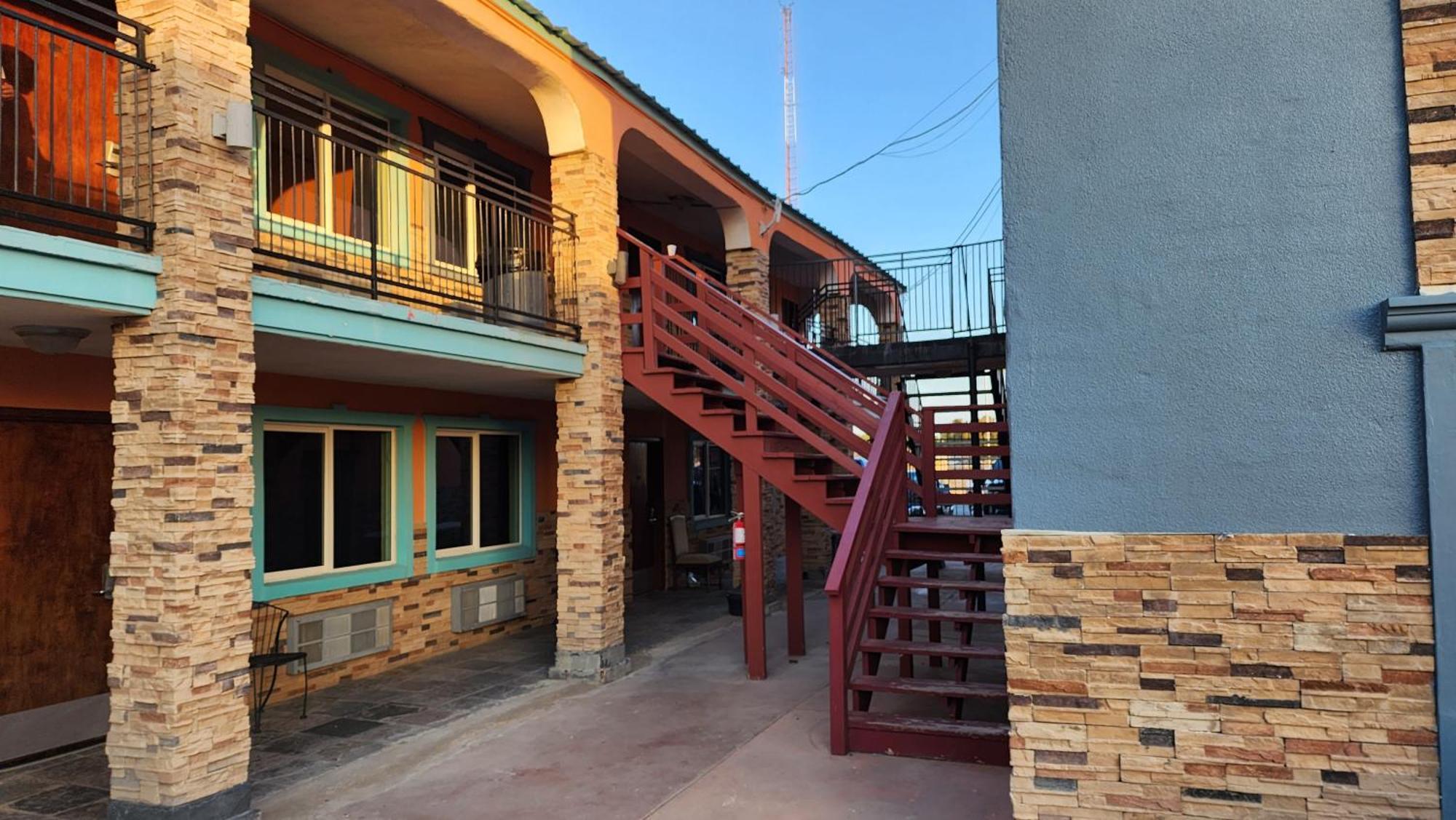 B&J Hotel And Apartments Pecos Bagian luar foto