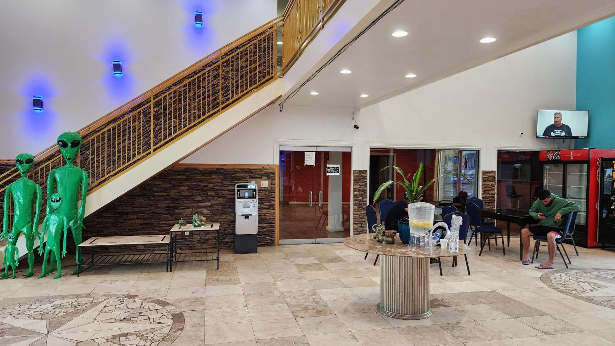 B&J Hotel And Apartments Pecos Bagian luar foto