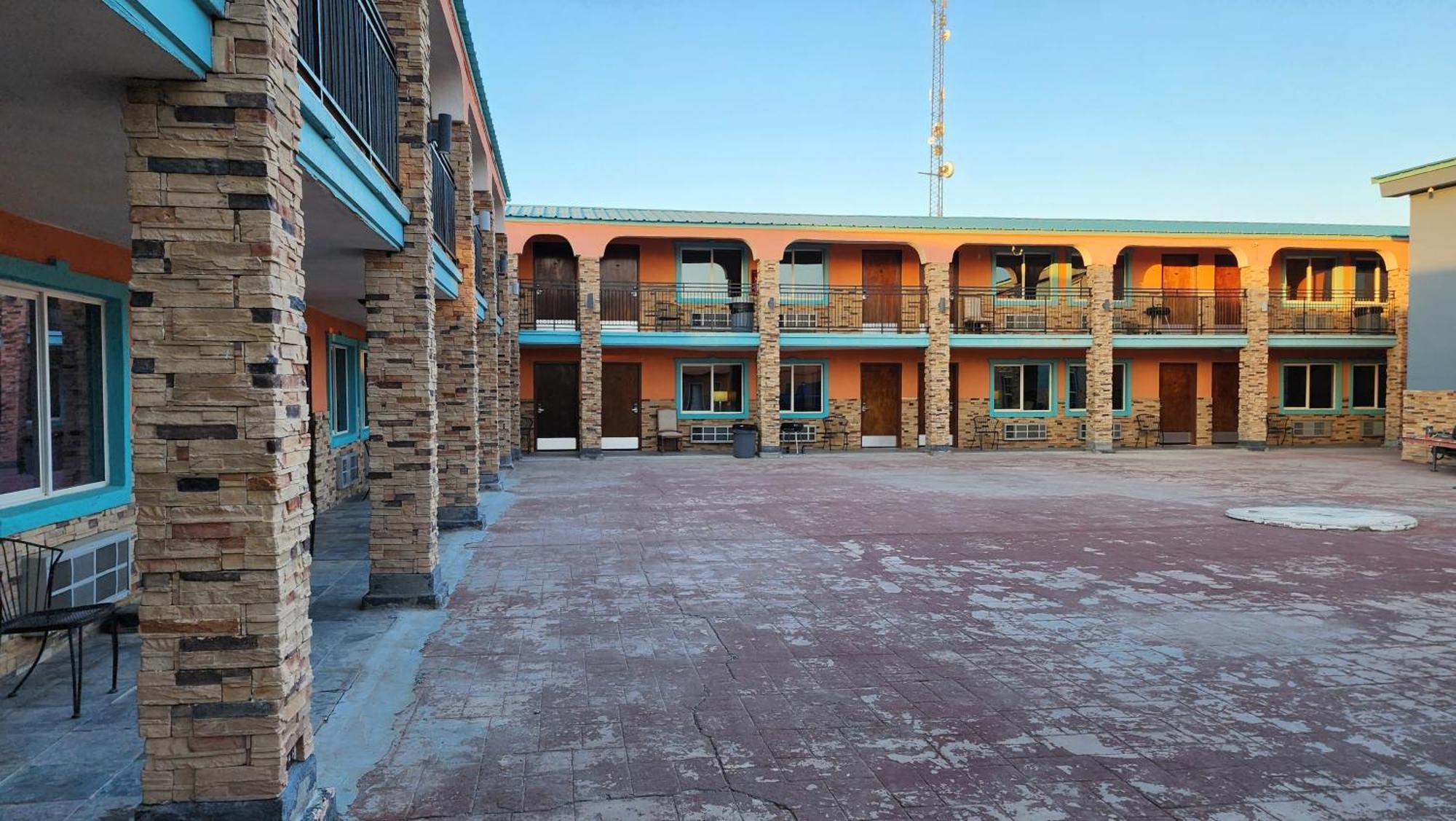 B&J Hotel And Apartments Pecos Bagian luar foto